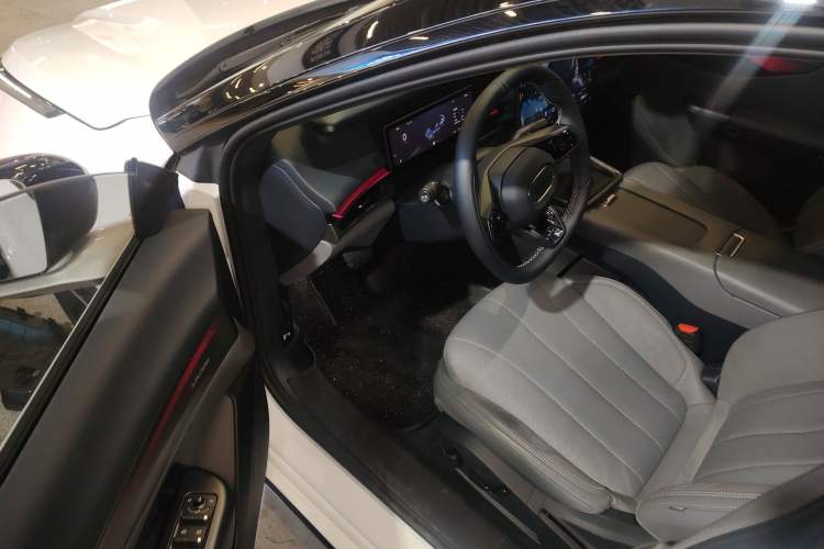 Used Lynk & Co 07 2024 EM-P 126 Long-Range Ultra Interior 2