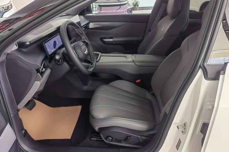 Used Lynk & Co 07 2024 EM-P 126 Long-Range Ultra Interior 2