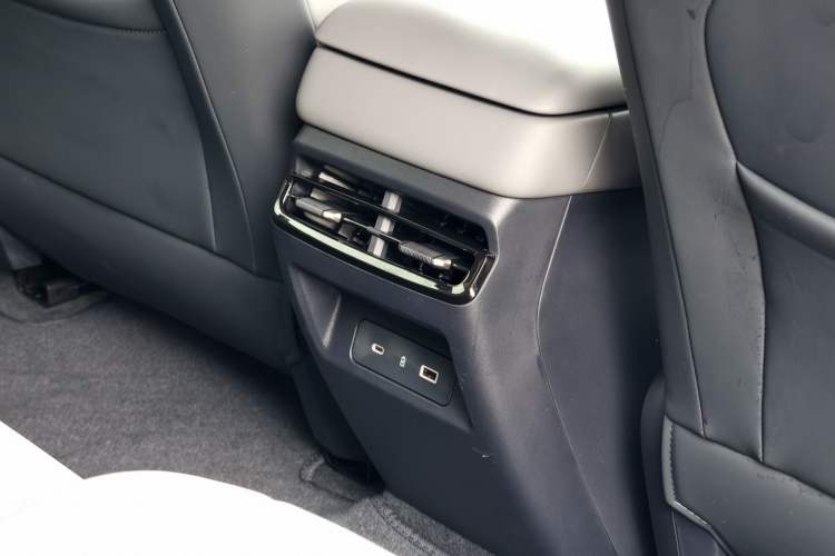 Used Lynk & Co 07 2024 EM-P 126 Long-Range Ultra Interior 2