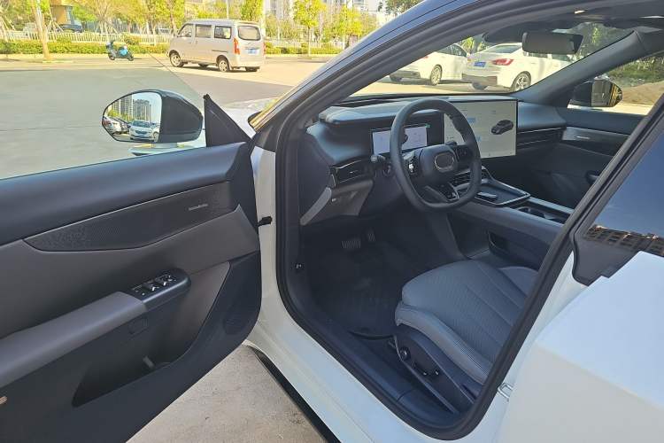 Used Lynk & Co 07 2024 EM-P 126 Long-Range Ultra Interior 2