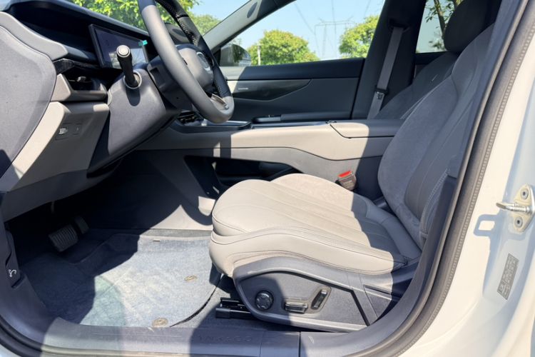 Used Lynk & Co 07 2024 EM-P 126 Long-Range Ultra Interior 2