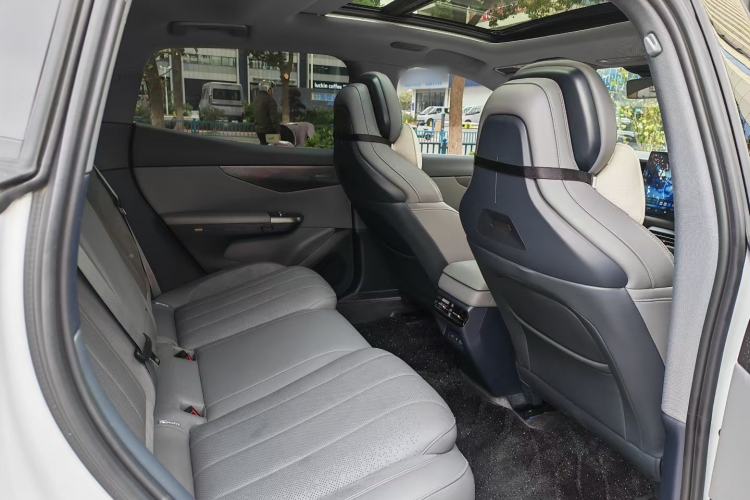 Used Lynk & Co 07 2024 EM-P 126 Long-Range Ultra Interior 3