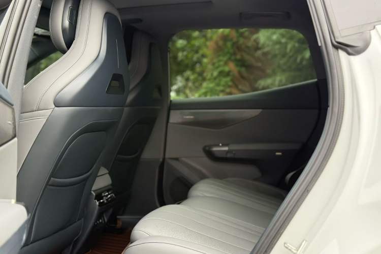 Used Lynk & Co 07 2024 EM-P 126 Long-Range Ultra Interior 3