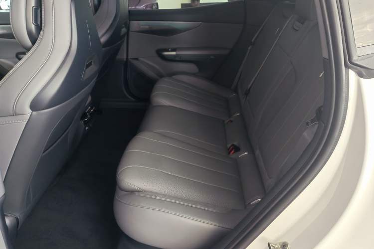 Used Lynk & Co 07 2024 EM-P 126 Long-Range Ultra Interior 3