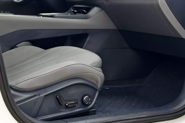 Used Lynk & Co 07 2024 EM-P 126 Long-Range Ultra Interior 3