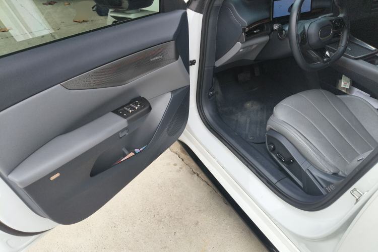 Used Lynk & Co 07 2024 EM-P 126 Long-Range Ultra Interior 3