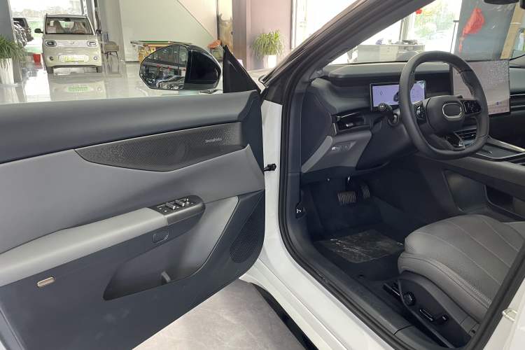 Used Lynk & Co 07 2024 EM-P 126 Long-Range Ultra Interior 4