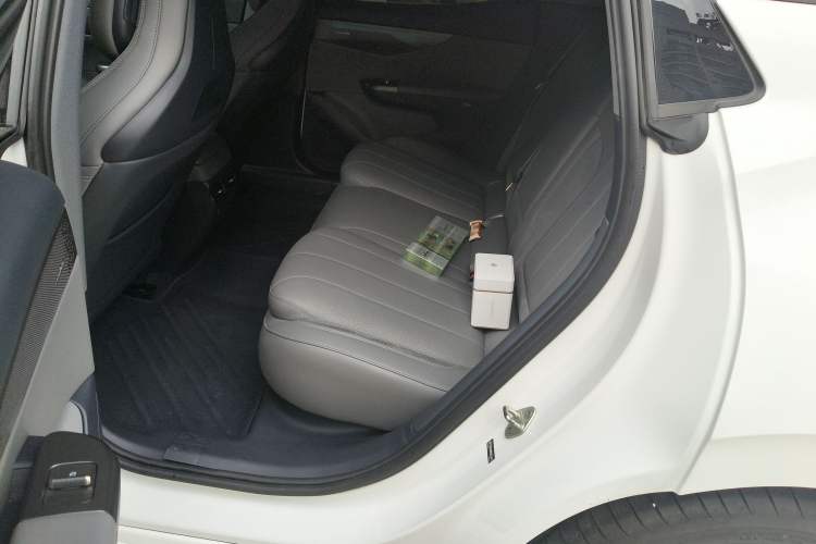 Used Lynk & Co 07 2024 EM-P 126 Long-Range Ultra Interior 4