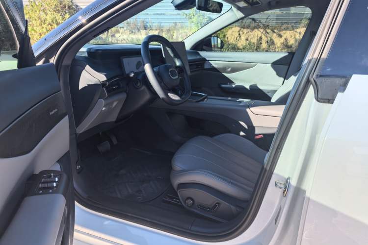 Used Lynk & Co 07 2024 EM-P 126 Long-Range Halo Interior 4