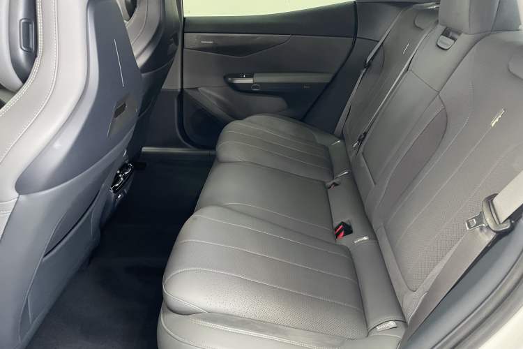 Used Lynk & Co 07 2024 EM-P 126 Long-Range Ultra Interior 5
