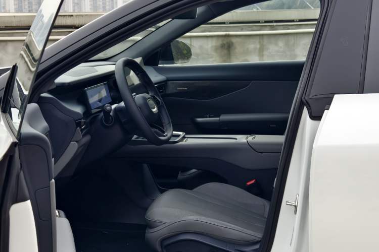 Used Lynk & Co 07 2024 EM-P 126 Long-Range Ultra Interior 5