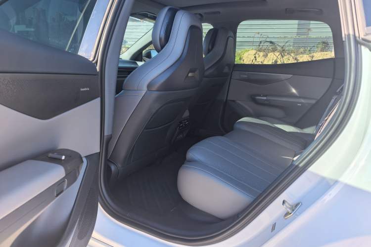 Used Lynk & Co 07 2024 EM-P 126 Long-Range Halo Interior 5