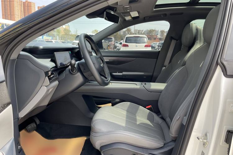 Used Lynk & Co 07 2024 EM-P 126 Long-Range Ultra Interior 6