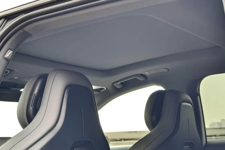 Used Lynk & Co 07 2024 EM-P 126 Long-Range Ultra Interior 6