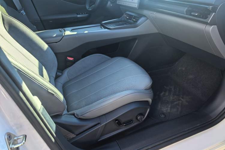 Used Lynk & Co 07 2024 EM-P 126 Long-Range Halo Interior 6