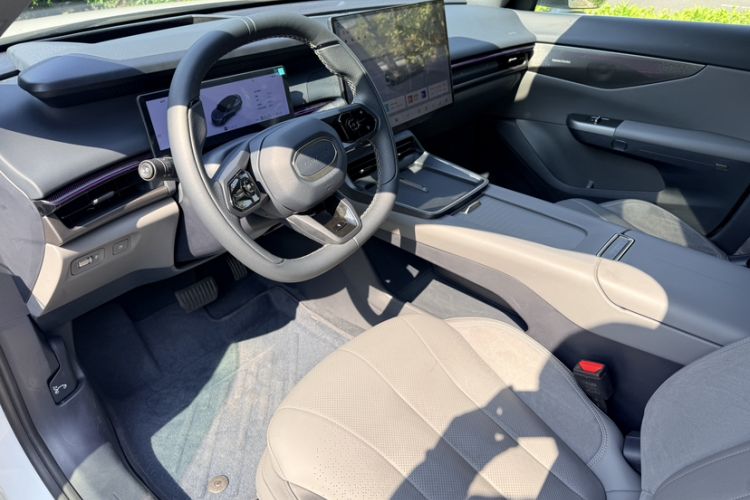 Used Lynk & Co 07 2024 EM-P 126 Long-Range Ultra Interior 6