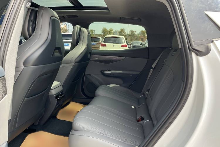 Used Lynk & Co 07 2024 EM-P 126 Long-Range Ultra Interior 7