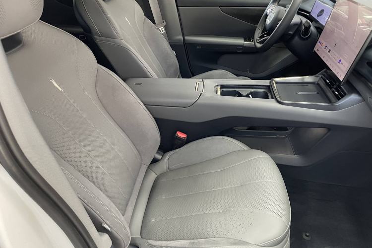 Used Lynk & Co 07 2024 EM-P 126 Long-Range Ultra Interior 7