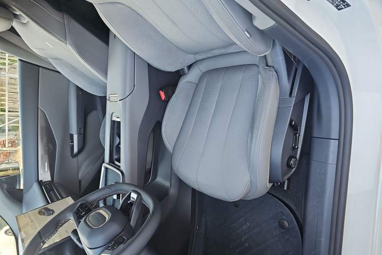 Used Lynk & Co 07 2024 EM-P 126 Long-Range Ultra Interior 7