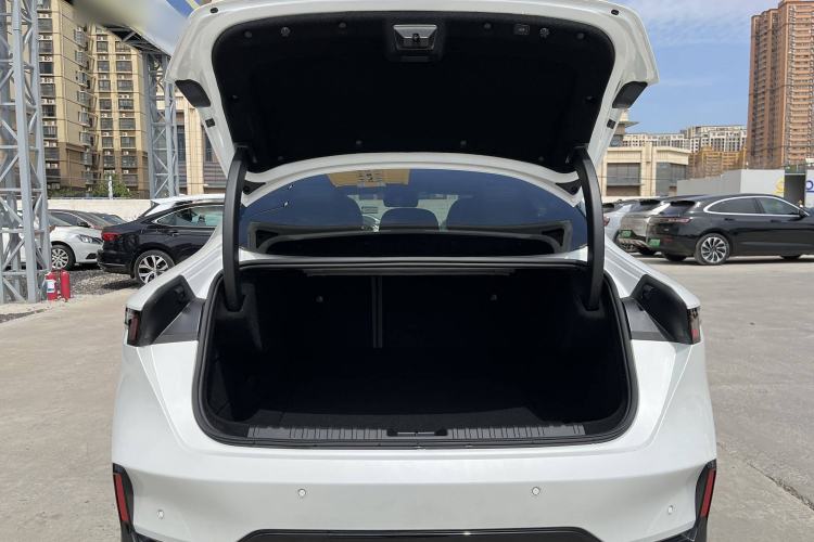 Used Lynk & Co 07 2024 EM-P 126 Long-Range Ultra Interior 8
