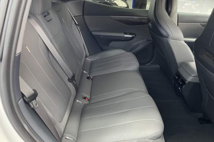 Used Lynk & Co 07 2024 EM-P 126 Long-Range Ultra Interior 8