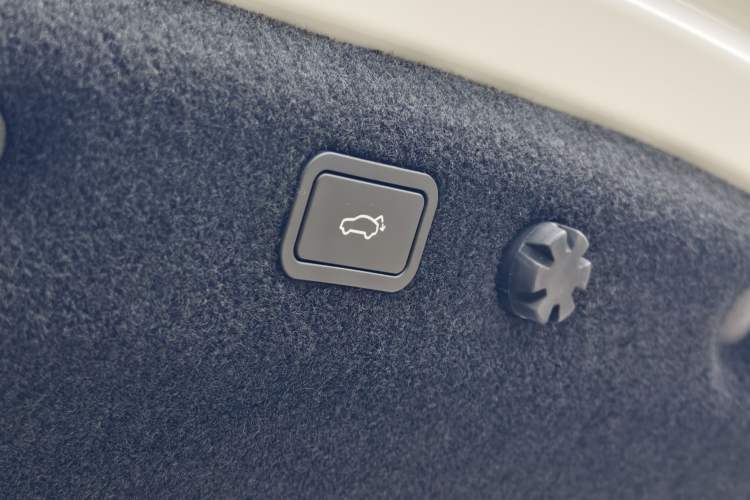 Used Lynk & Co 07 2024 EM-P 126 Long-Range Ultra Interior 8