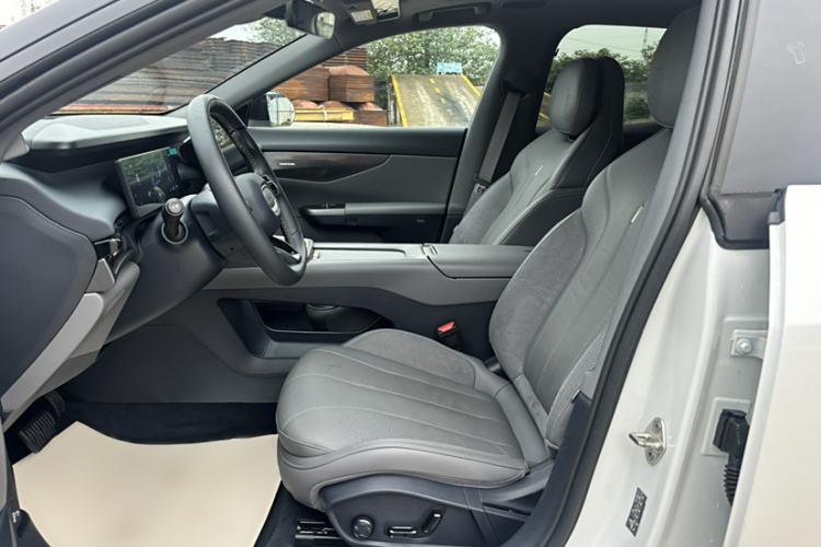 Used Lynk & Co 07 2024 EM-P 126 Long-Range Ultra Interior 8