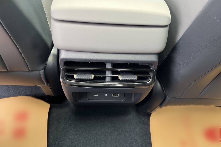 Used Lynk & Co 07 2024 EM-P 126 Long-Range Ultra Interior 9