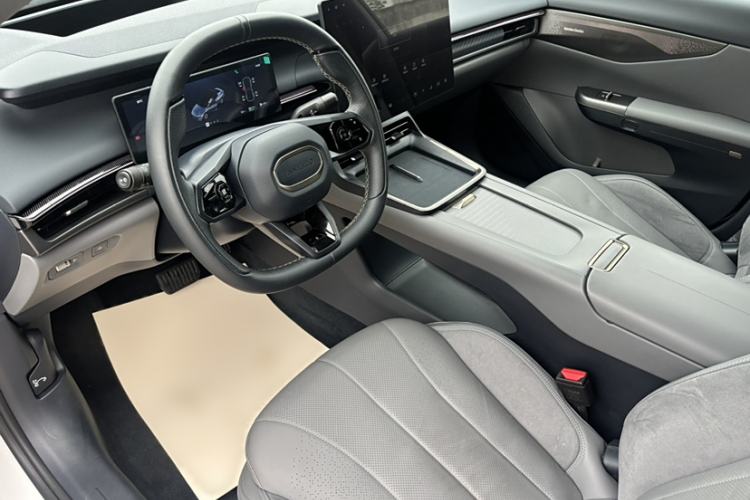 Used Lynk & Co 07 2024 EM-P 126 Long-Range Ultra Interior 9