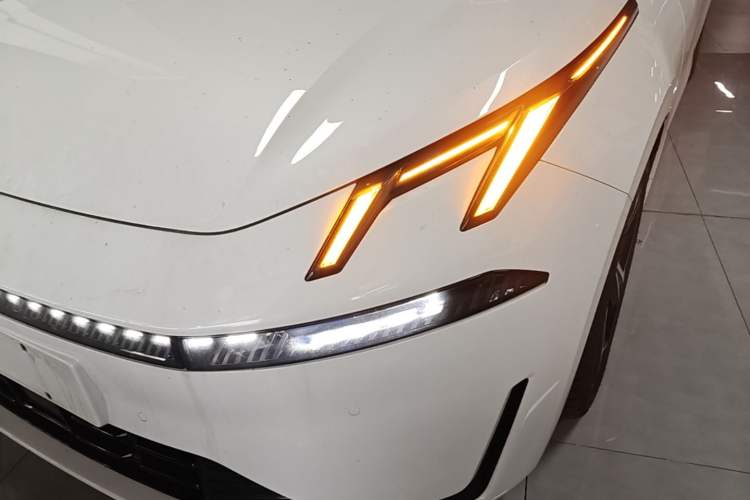 Used Lynk & Co 07 2024 EM-P 126 Long-Range Ultra Left Front Headlight