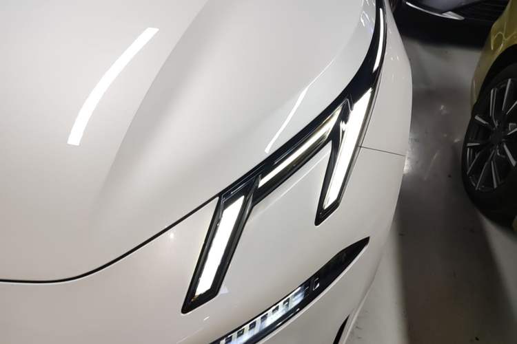 Used Lynk & Co 07 2024 EM-P 126 Long-Range Ultra Left Front Headlight