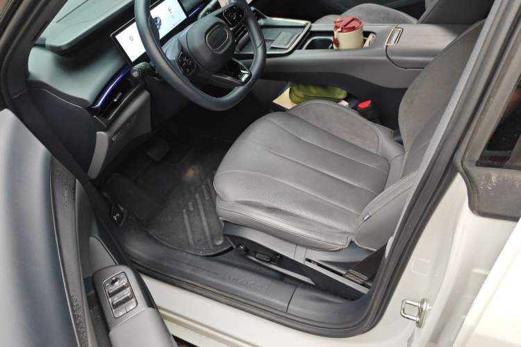 Used Lynk & Co 07 2024 EM-P 126 Long-Range Halo Left Front Seat