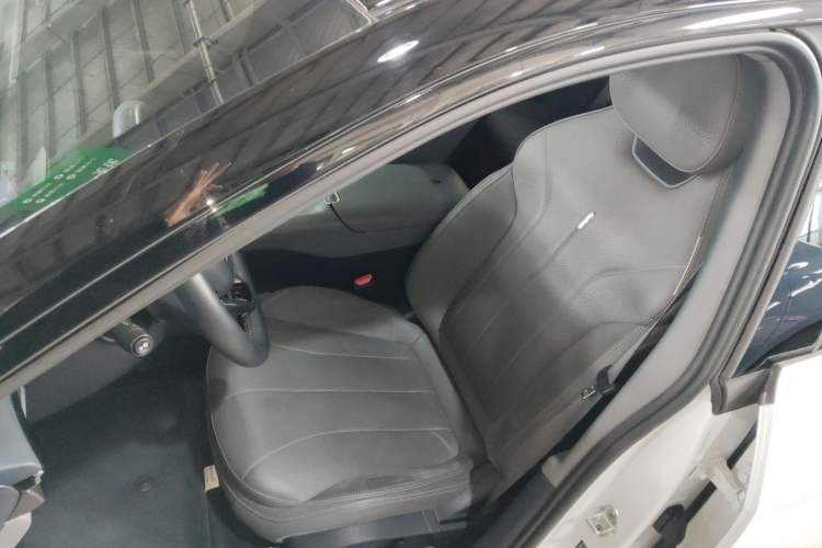 Used Lynk & Co 07 2024 EM-P 126 Long-Range Ultra Left Front Seat