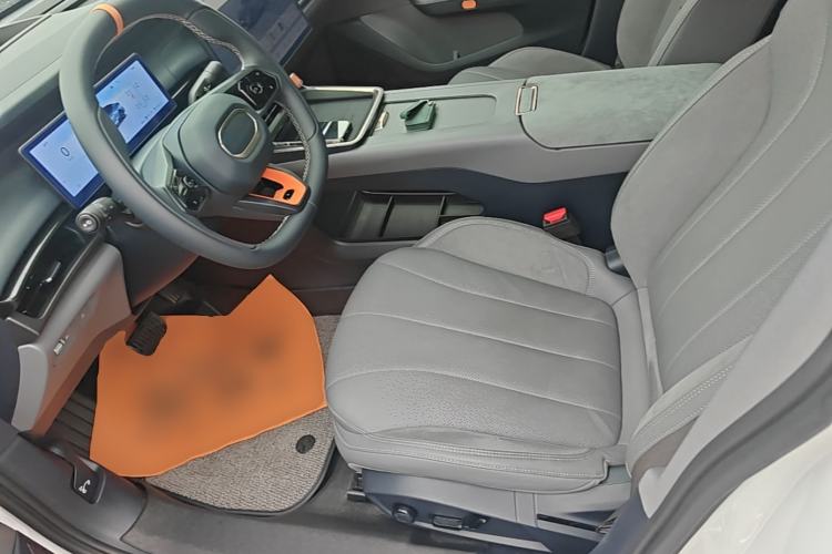 Used Lynk & Co 07 2024 EM-P 126 Long-Range Ultra Left Front Seat