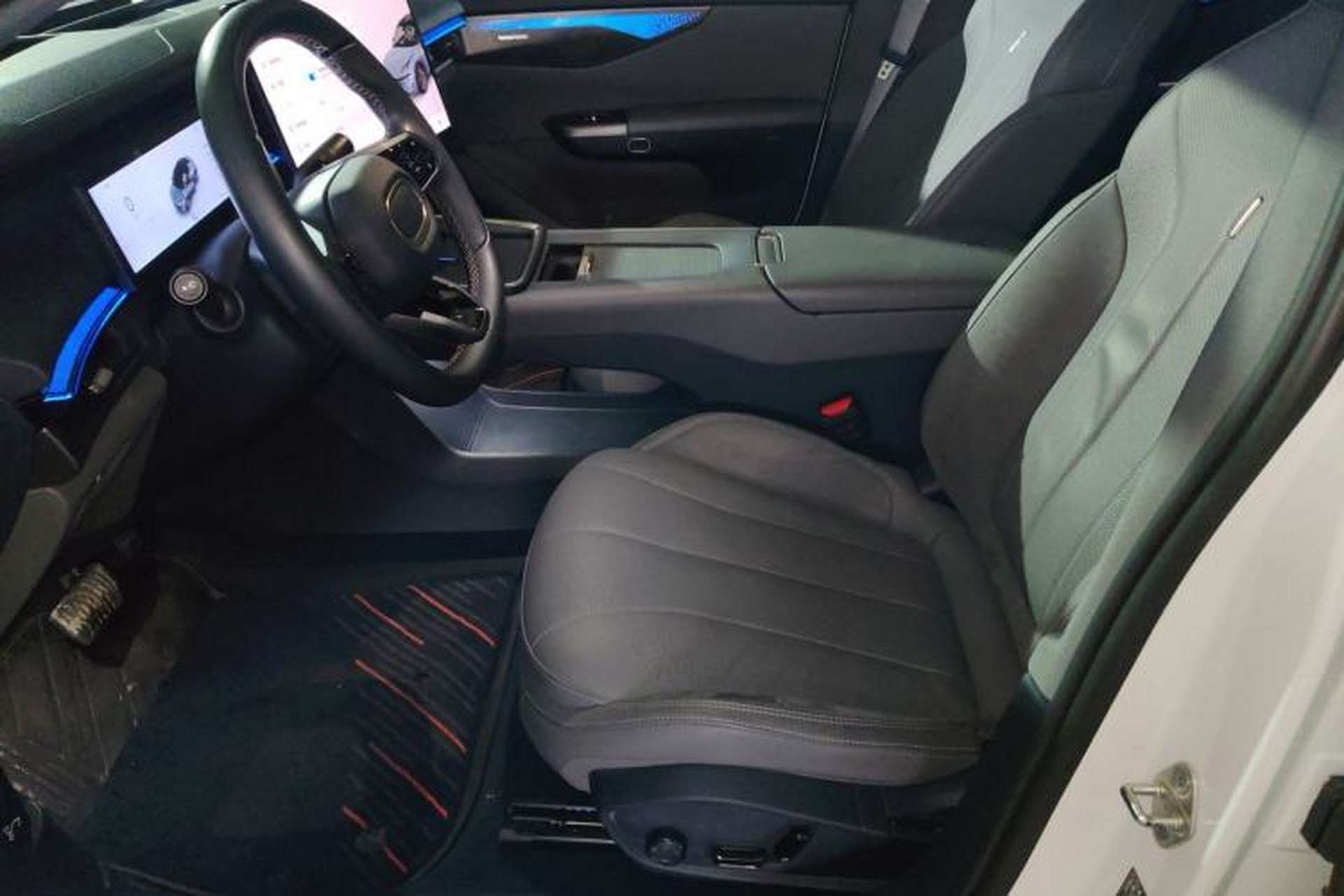 Used Lynk & Co 07 2024 EM-P 126 Long-Range Ultra Left Front Seat