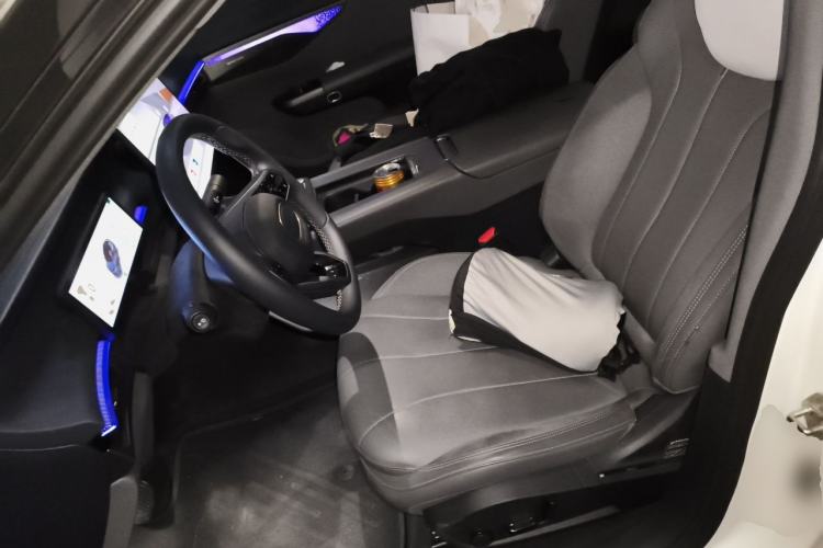 Used Lynk & Co 07 2024 EM-P 126 Long-Range Halo Left Front Seat