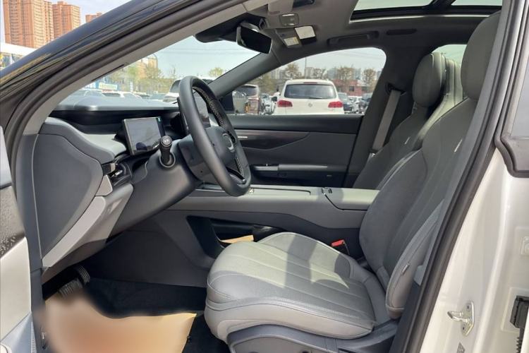 Used Lynk & Co 07 2024 EM-P 126 Long-Range Ultra Left Front Seat