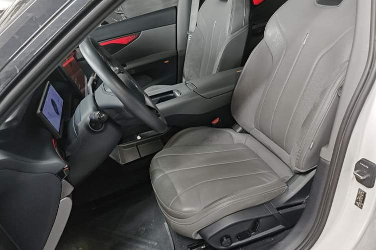Used Lynk & Co 07 2024 EM-P 126 Long-Range Ultra Left Front Seat