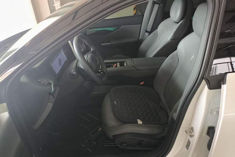 Used Lynk & Co 07 2024 EM-P 126 Long-Range Halo Left Front Seat