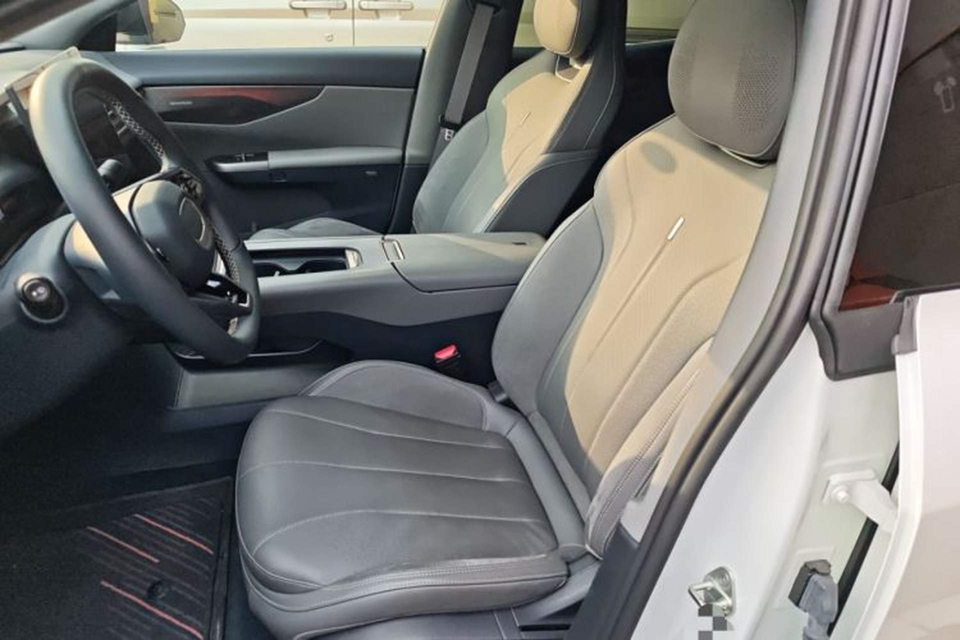 Used Lynk & Co 07 2024 EM-P 126 Long-Range Ultra Left Front Seat