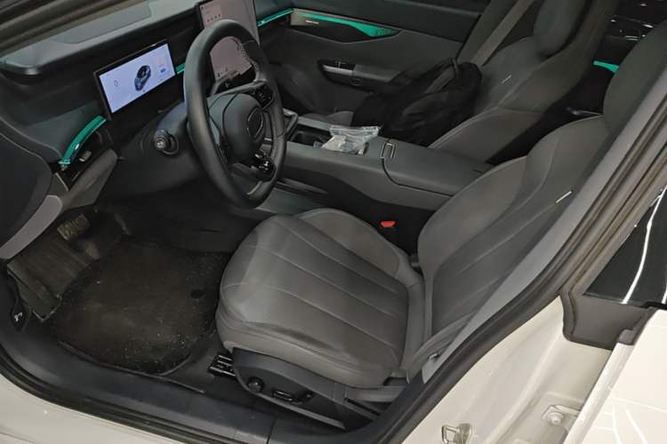 Used Lynk & Co 07 2024 EM-P 126 Long-Range Ultra Left Front Seat