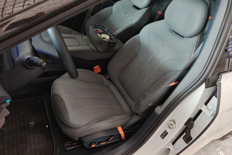 Used Lynk & Co 07 2024 EM-P 126 Long-Range Ultra Left Front Seat