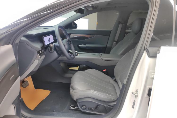 Used Lynk & Co 07 2024 EM-P 126 Long-Range Halo Left Front Seat