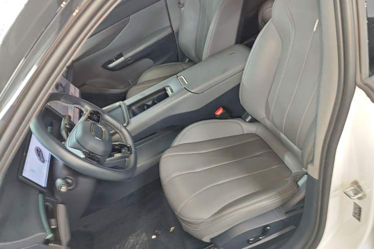 Used Lynk & Co 07 2024 EM-P 126 Long-Range Pro Left Front Seat