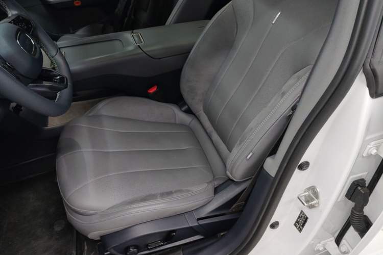 Used Lynk & Co 07 2024 EM-P 126 Long-Range Halo Left Front Seat