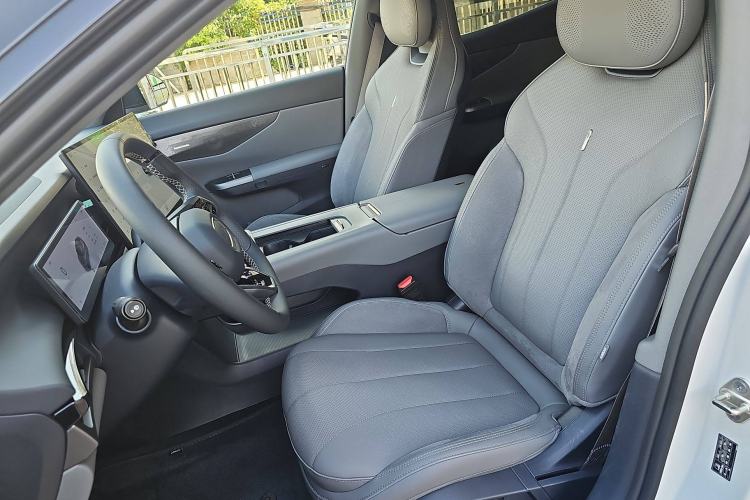 Used Lynk & Co 07 2024 EM-P 126 Long-Range Ultra Left Front Seat