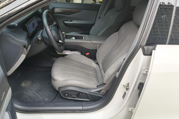 Used Lynk & Co 07 2024 EM-P 126 Long-Range Ultra Left Front Seat