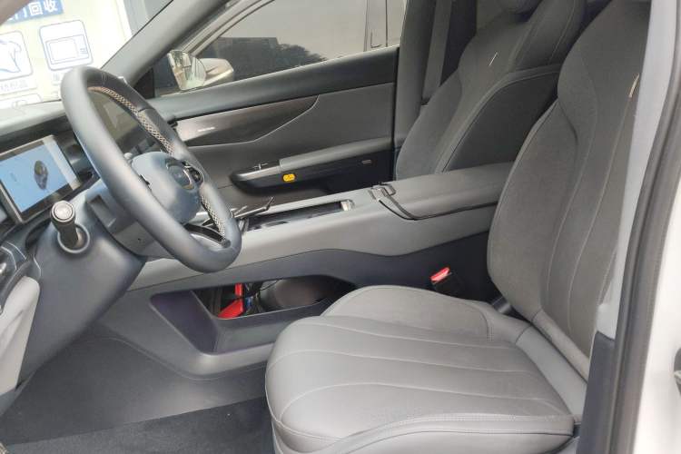 Used Lynk & Co 07 2024 EM-P 126 Long-Range Ultra Left Front Seat