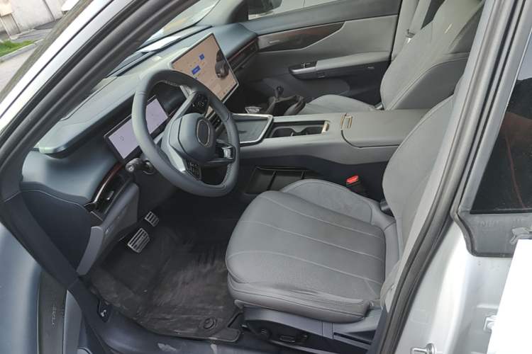 Used Lynk & Co 07 2024 EM-P 126 Long-Range Ultra Left Front Seat