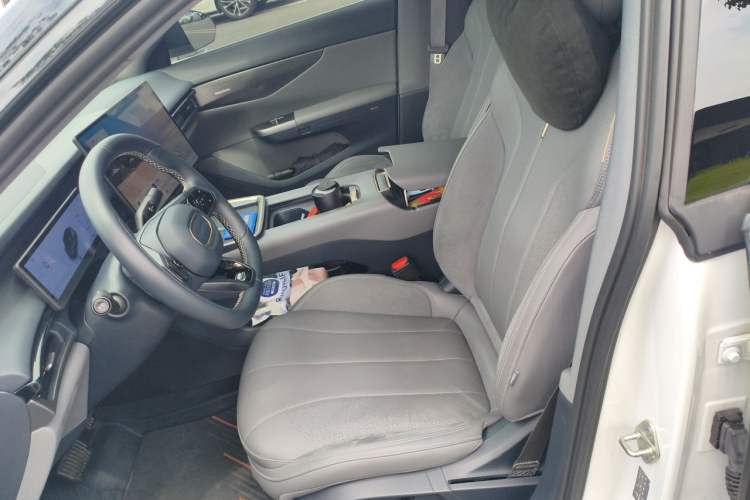 Used Lynk & Co 07 2024 EM-P 126 Long-Range Ultra Left Front Seat